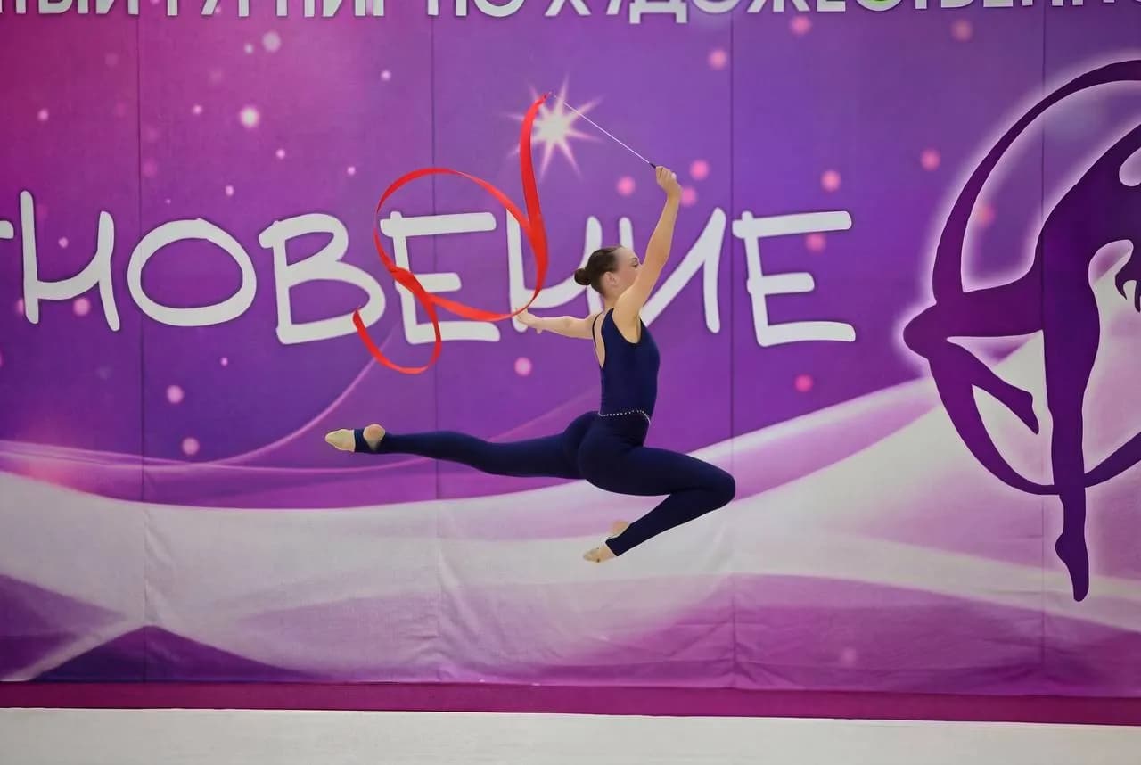Выступление взрослой гимнастки на соревнованиях